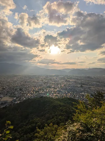 光と雲の織りなす街並み