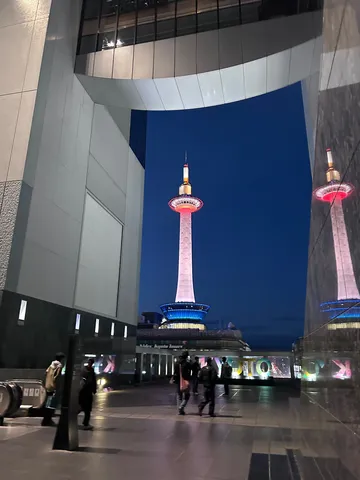 夜空に浮かぶ灯の塔