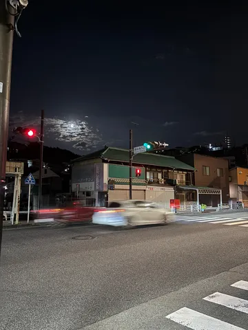 月夜の交差点、光の軌跡