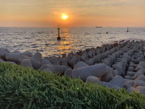 消波ブロックと夕焼けの海