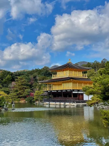 黄金の寺院、水面に映る姿