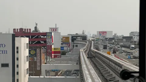 都市を駆け抜けるモノレールの軌跡
