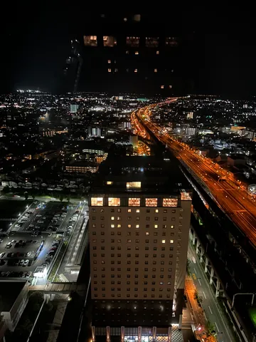 夜景を貫く光の軌跡