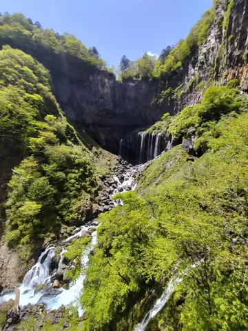 新緑が眩しい渓谷の滝