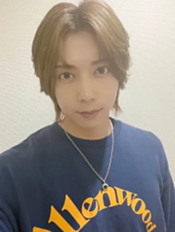 クールなネックレスとニット帽