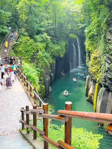滝へ続く緑の回廊