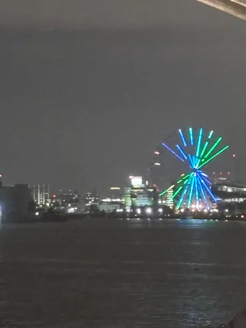 夜の水辺に浮かぶ光輪