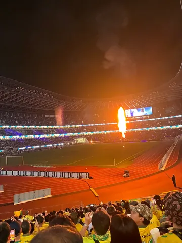 スタジアムを照らす炎と観客の熱気