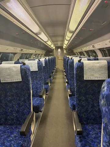 列車内、静かに並ぶ青い座席