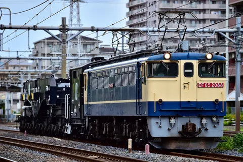 線路を走る夏の列車