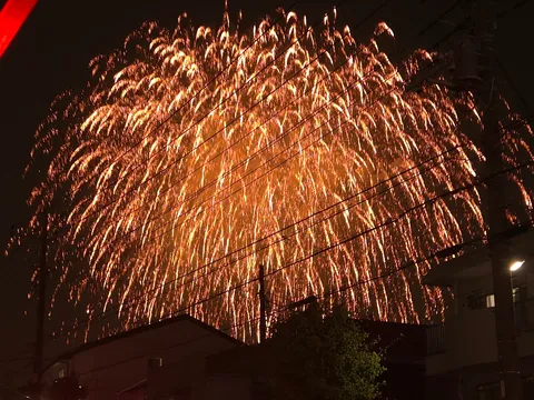 都会を彩る夏の夜空