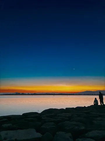 夕暮れの静かな海辺