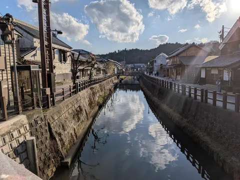 水面に映る空と古都の小路