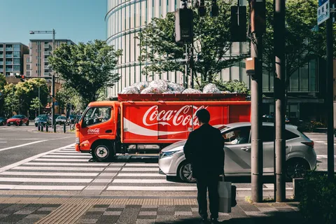 街を彩る赤いトラック