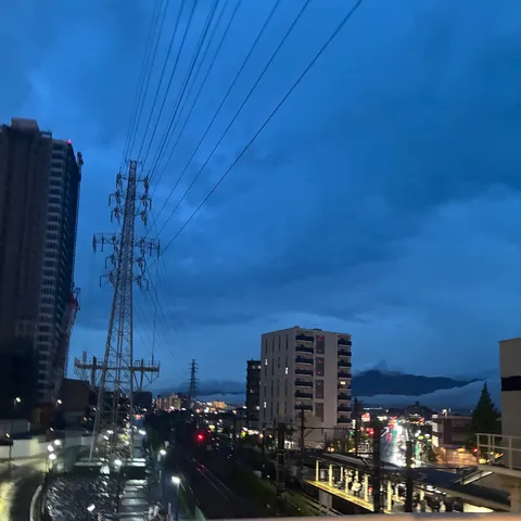 夕暮れの都会、空は嵐の予感