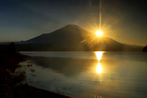朝焼けの湖に太陽の輝き