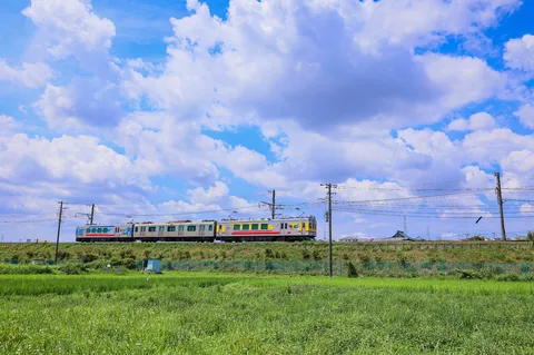 青空と列車ののどかな風景