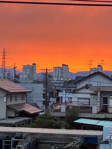 都会の空に燃える夕焼け