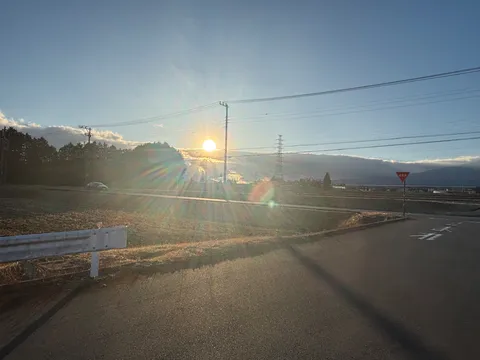 夕暮れの道、光のカーテン