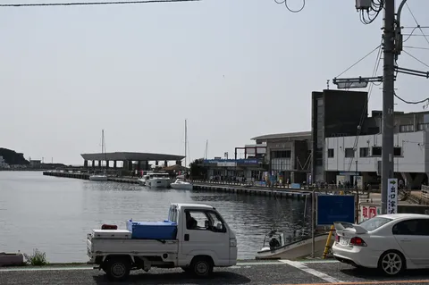 港町の日常、軽トラと海