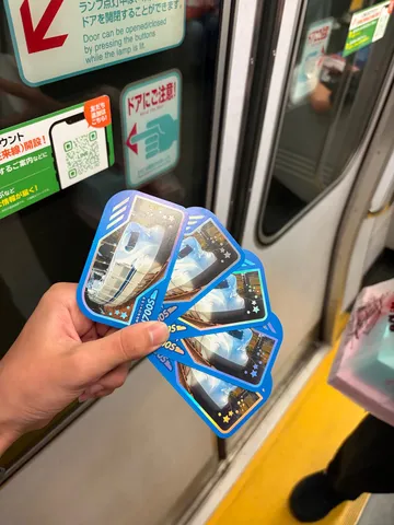 宇宙カードが揺れる駅