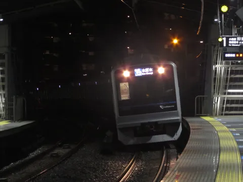 夜の駅、旅立ちの予感