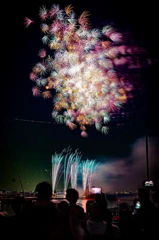 夜空を彩る光の祭典