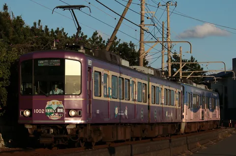 紫の列車と夕暮れの空気