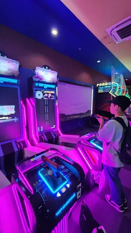 紫の光に包まれたゲーム空間