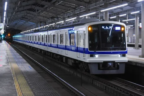 地下鉄の夜景、静かな旅路