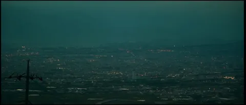 夜の街を望む電線越しの景色