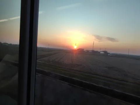 夕暮れ、旅路の空