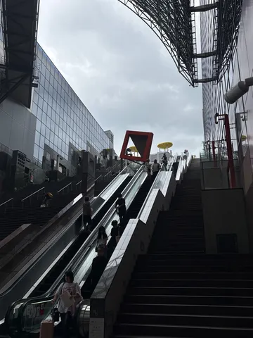 都会の動線、光と影のコントラスト