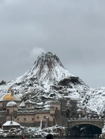 雪化粧の絶景、火山と古城のコントラスト