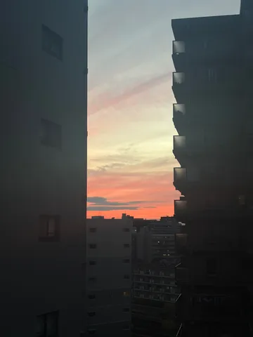 ビルに挟まれた空のグラデーション