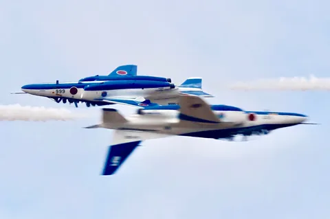 空を舞う青い翼、青空の芸術