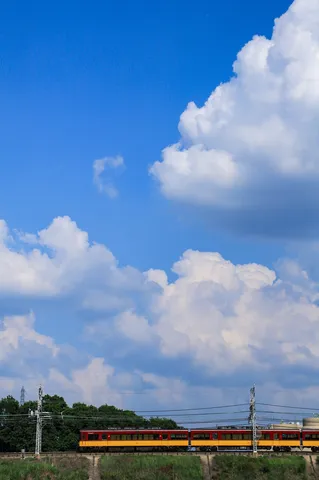 青空と信号色の電車