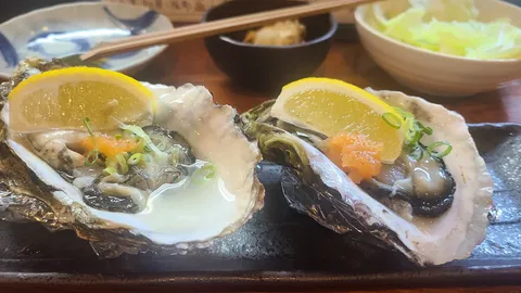 ぷりっぷりの牡蠣にレモンを添えて