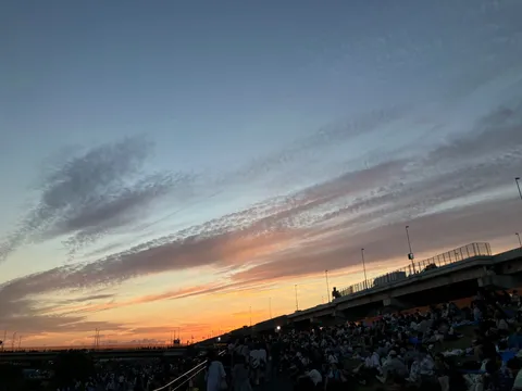 空と人のコントラスト