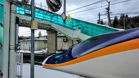 雪景色のホームと流線形
