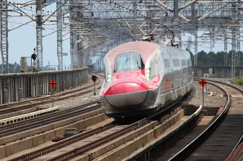 未来へ疾走！赤と銀の高速列車