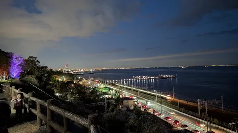 夜景と海、光の道