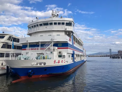 青空と白い船、海をゆく