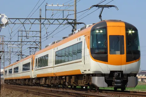 オレンジ色の流線形、風をきる列車