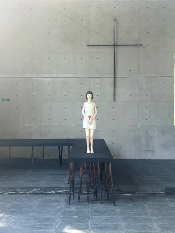 静かな祈りの像が立つ