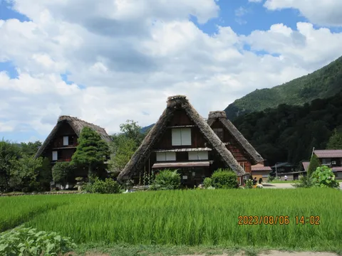 日本の原風景、時が止まったかのような茅葺き屋根