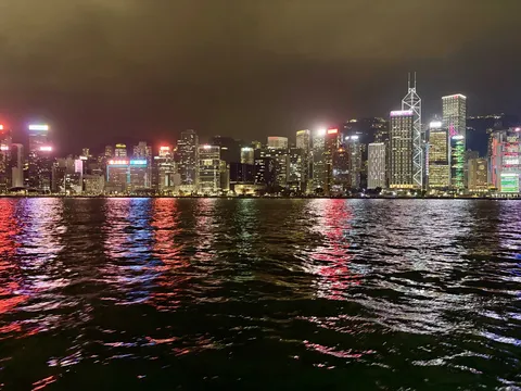 ネオンきらめく摩天楼の夜景