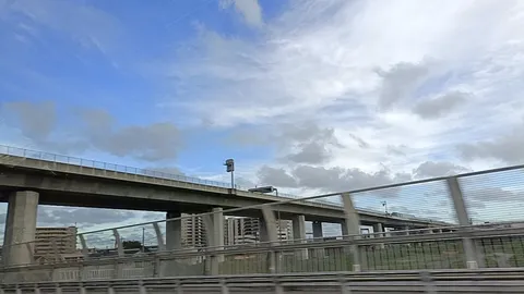 都会の空に架かる道