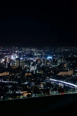 夜景に縫われた光の道