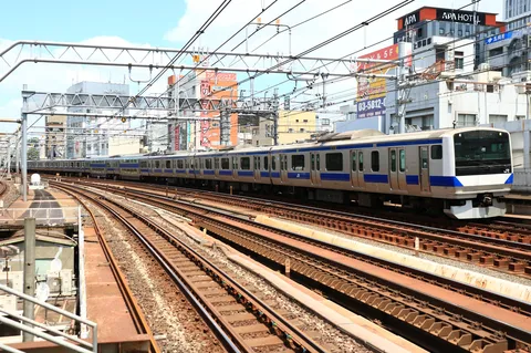 都会を駆ける銀色の列車
